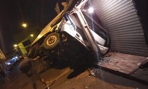 Camión choca contra columna en microcentro de CDE