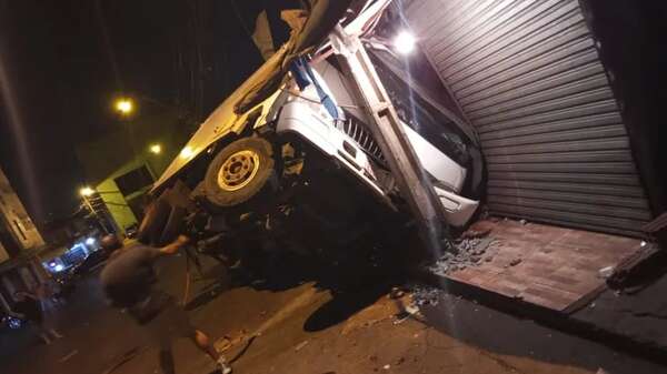 Vuelco de camión en la zona céntrica de Ciudad del Este - ABC en el Este - ABC Color