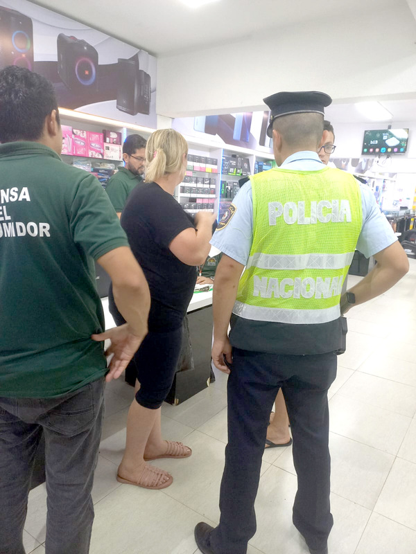 Comerciantes y pirañitas siguen estafando a turistas en complicidad con Policía y Fiscalía - La Clave