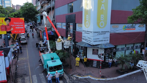 ANDE retiró marañas de cables en el microcentro de CDE | 1000 Noticias