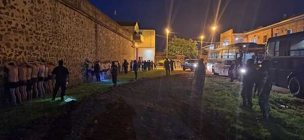 Trasladaron a 129 miembros del Clan Rotela a Itapúa y por error, también a un guardiacárcel - Policiales - ABC Color