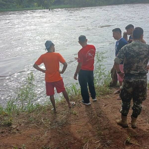 Buscan a joven que se habría lanzado del Puente Monday al río