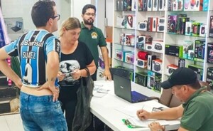 Obligan a comerciante a devolver dinero a turista brasileño
