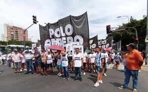 Gobierno argentino anuncia que retirará prestaciones sociales a quienes corten las calles
