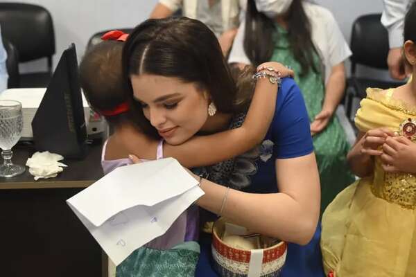 Nadia Ferreira vivió emotivos momentos en la palada inicial del centro que ayudará a los niños con cáncer - Gente - ABC Color
