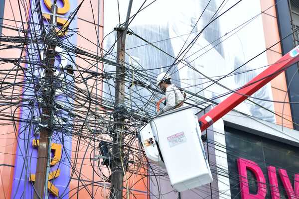 Diario HOY | Retiran nueve cuadras de marañas de cables en el microcentro de Ciudad del Este
