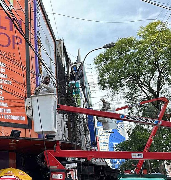 ANDE retira cables aéreos del microcentro de Ciudad del Este | DIARIO PRIMERA PLANA