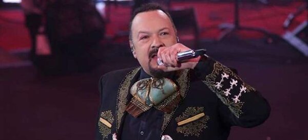 Pepe Aguilar hace un 'en vivo' borracho y arremete contra un fanático
