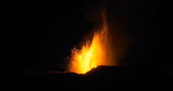 La erupción de un volcán en Islandia envió lava a 120 metros de altura