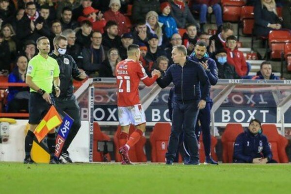 Versus / Nottingham Forest despide al DT que había llevado en su momento a Braian Ojeda