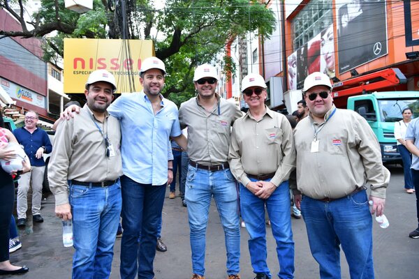 La ANDE retiró marañas de cables en el microcentro de Ciudad del Este - El Trueno