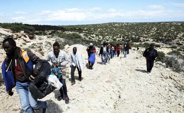 El Parlamento griego aprueba regularizar a 30.000 inmigrantes por falta de mano de obra - Mundo - ABC Color