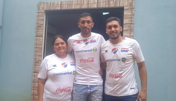 El sanjosiano Jorge González en compañía de sus familiares, aguardando las fiestas de fin año - Noticiero Paraguay