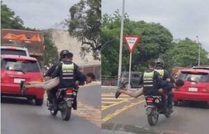 [VIDEO] Vaya manera en que la policía trasladaba a un tipo