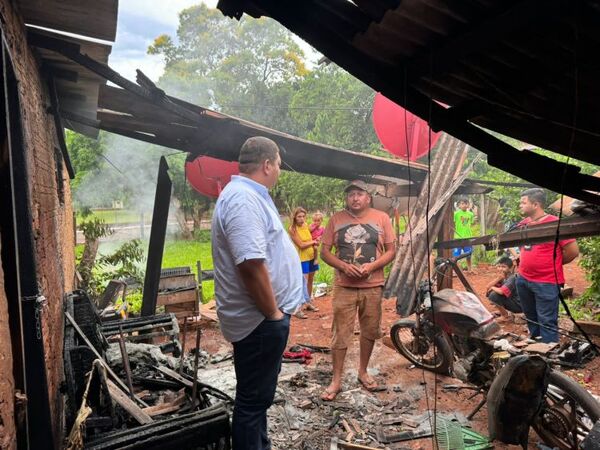 Gobernador asistió a familia de la fracción Santa Ana de PJC afectada por incendio de vivienda