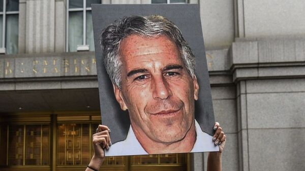 Juez ordena publicar nombres de personas asociadas con caso de Epstein