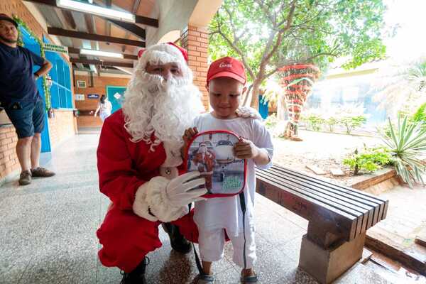 Papá Noel llegó al Hospital de Clínicas para regalar una Navidad especial a los pequeños pacientes - trece