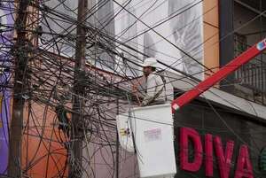 Retiran maraña de cables de nueve cuadras del microcentro de Ciudad del Este - ABC en el Este - ABC Color