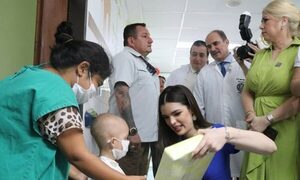 (GALERIA). ¡Súper emotivo!  Nadia Ferreira visitó a los niños con cáncer del hospital de Clínicas