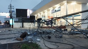 Acoplado de camión destruyó columnas y dejó sin luz a varias familias de Capiatá | 1000 Noticias