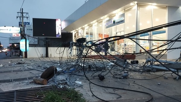 Acoplado de camión destruyó columnas y dejó sin luz a varias familias de Capiatá | 1000 Noticias