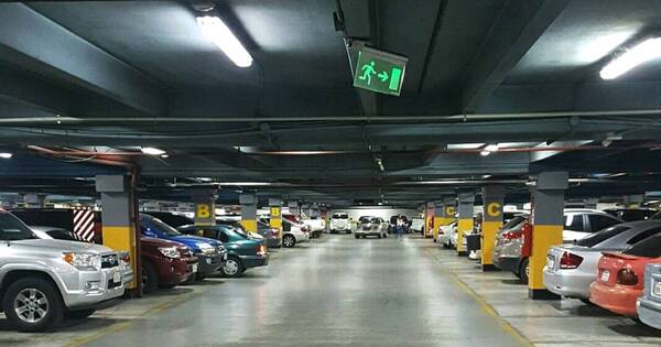 La Nación / Shoppings cobrarán estacionamiento desde marzo
