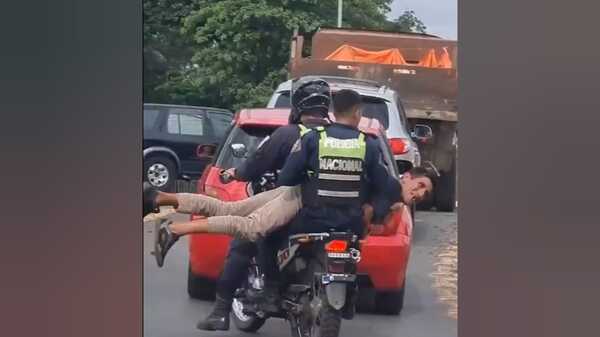 Diario HOY | La razón por la que trasladaron acostado en moto a un detenido