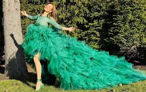 Mirá el simpático look navideño de Thalía, un vestido “arbolito” - Gente - ABC Color