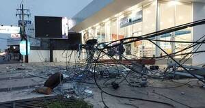 La Nación / Acoplado de camión se desprendió y dejó sin luz a 50 familias en Capiatá