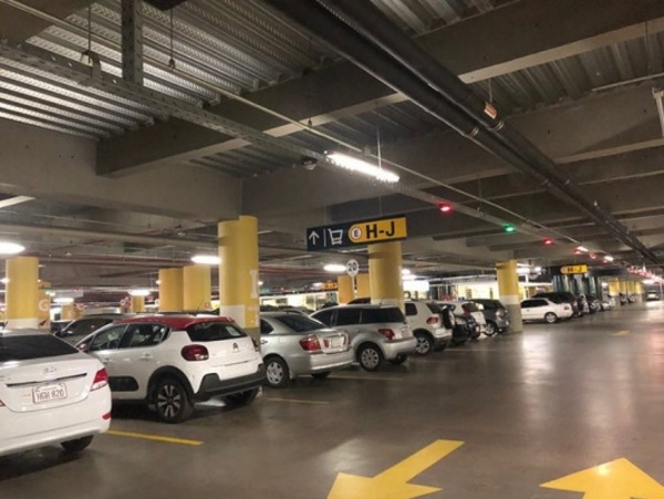 Shoppings capitalinos empezarán a cobrar estacionamiento a no clientes