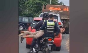 La razón por la que trasladaron acostado en moto a un detenido – Prensa 5