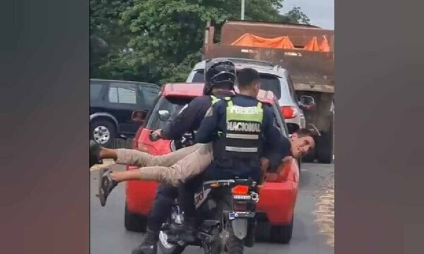 La razón por la que trasladaron acostado en moto a un detenido – Prensa 5