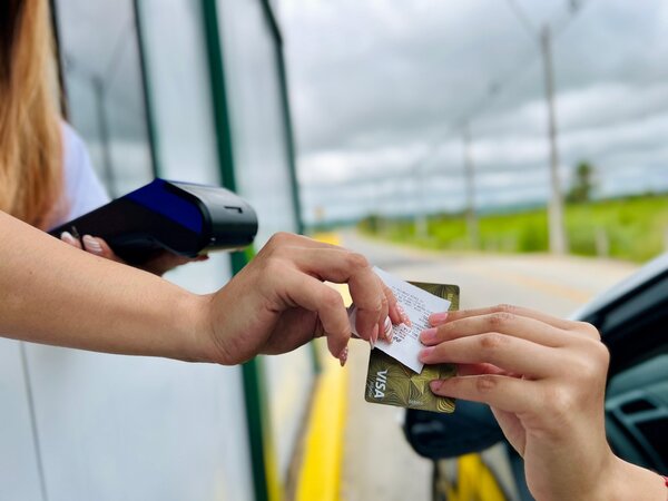 Desde hoy, ya podés pagar con QR o tarjeta el costo del peaje en cuatro puestos - trece