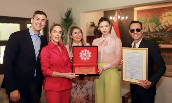 (GALERIA)Nadia Ferreira y Marc Anthony fueron reconocidos por Santi Peña