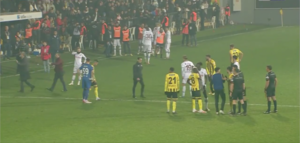 Versus / ¡Increíble! Se retiraron de un partido porque no les dieron un penal