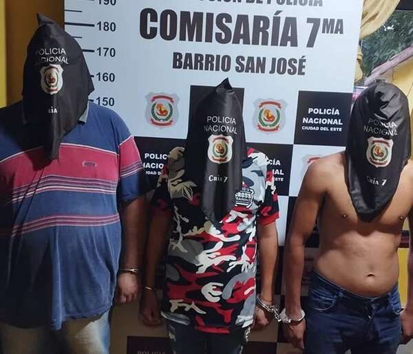 Detienen a sospechosos a bordo de vehículo utilizado en sucesivos hurtos - ABC en el Este - ABC Color