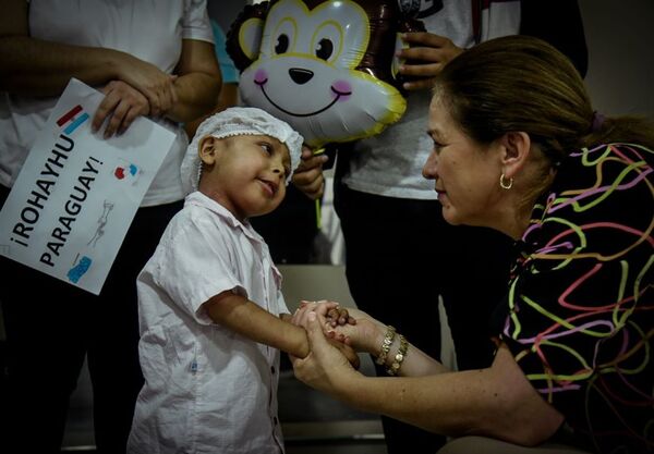 Diario HOY | Niño salvadoreño se somete con éxito a trasplante de médula en el Acosta Ñu