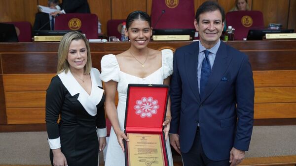 Majo Cabrera fue homenajeada en el Senado por su actuación en la serie Nada