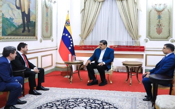 Nicol谩s Maduro recibe a directivos de Repsol despu茅s de haber firmado un acuerdo con la estatal venezolana Pdvsa - Revista PLUS