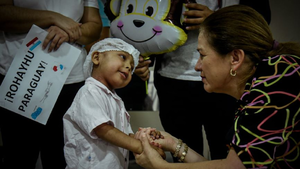 Niño de El Salvador se somete con éxito a trasplante de médula en Paraguay