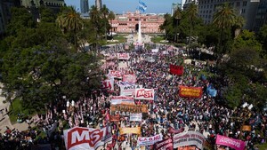 Grupos de izquierda realizan primera protesta contra Milei en Argentina