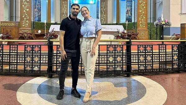 Beto Espínola celebró junto a la Virgen su aniversario de boda