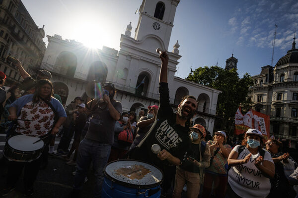 Gritos contra el ajuste y temor por la inflación en la primera protesta contra Milei - MarketData