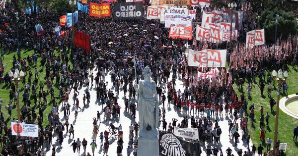 La Nación / Grupos de la izquierda protestan contra Milei