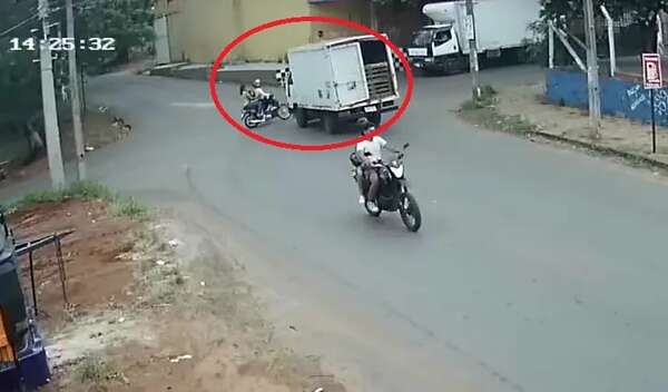 Video: Un camión chocó contra una moto en la que viajaban dos mujeres y una menor - Policiales - ABC Color