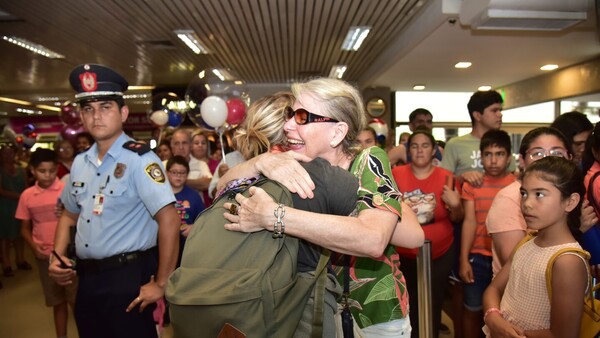 Abrazos atravesaron continentes para el reencuentro de familiares