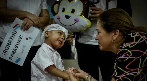Niño salvadoreño se somete con éxito a trasplante de médula en el Acosta Ñu - Radio Imperio 106.7 FM