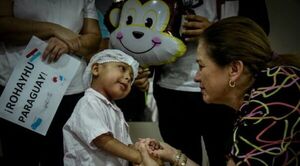 Niño salvadoreño se somete con éxito a trasplante de médula en el Acosta Ñu