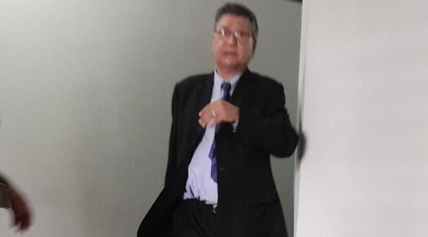 Exdecano declaró ante fiscala que Rivas lo visitó para apurar que firme su título
