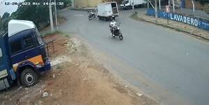 [VIDEO] Dos mujeres y una niña iban moto ári y sufrieron terrible choque
